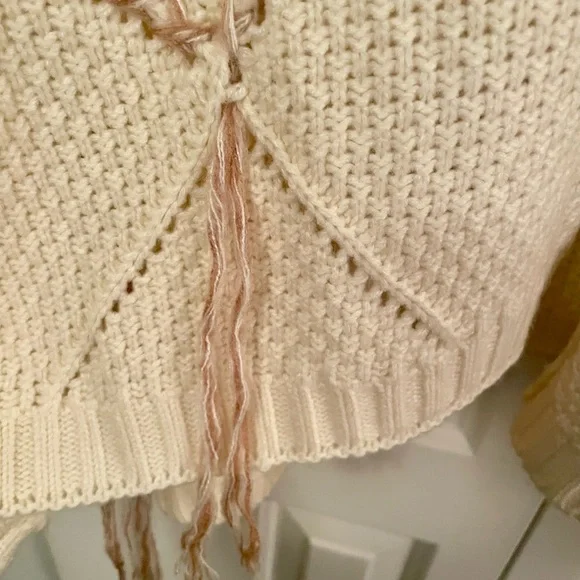 Knox Rose Open Poncho - Picture 8 of 8